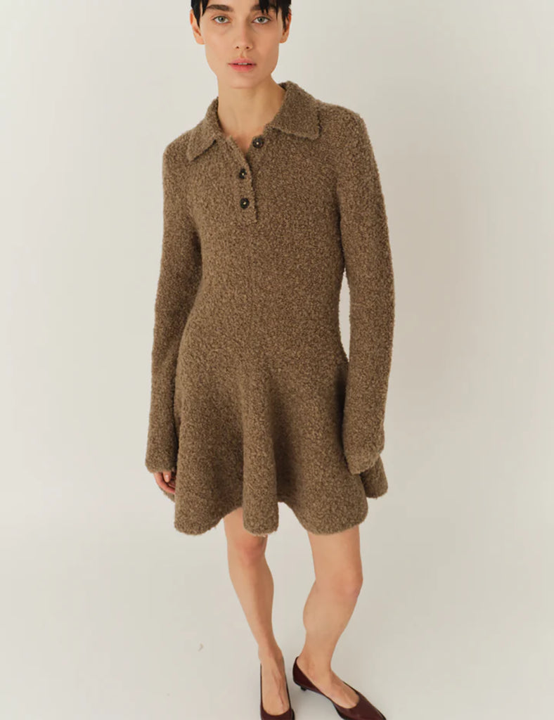 Nowoczesna, rozkloszowana sukienka Balboa Volume Praline ze spódnicą w kształcie litery A i dopasowaną górą z długimi rękawami, klasycznym kołnierzykiem z zapięciem na trzy guziki. Wykonana z ciepłej dzianiny z wełny i alpaki. Całość tworzy stylowy i komfortowy look, który można nosić z botkami lub eleganckimi szpilkami.&nbsp;