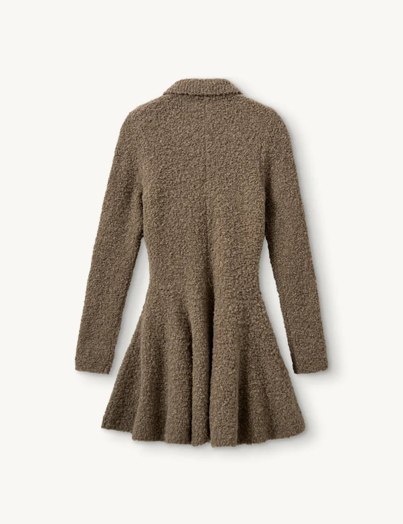 Nowoczesna, rozkloszowana sukienka Balboa Volume Praline ze spódnicą w kształcie litery A i dopasowaną górą z długimi rękawami, klasycznym kołnierzykiem z zapięciem na trzy guziki. Wykonana z ciepłej dzianiny z wełny i alpaki. Całość tworzy stylowy i komfortowy look, który można nosić z botkami lub eleganckimi szpilkami.&nbsp;