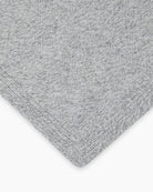 Dzianinowy, szary szalik Breeze Bandana Light Grey Melange w kształcie bandany. Składa się z trójkątnej części głównej z dłuższymi troczkami zaprojektowanymi do owinięcia pod szyją, co pozwala na naturalne i schludne układanie się materiału. Wykonany z 90% wełny merino oraz 10% kaszmiru, co zapewnia mu miękkość i ciepło.&nbsp;