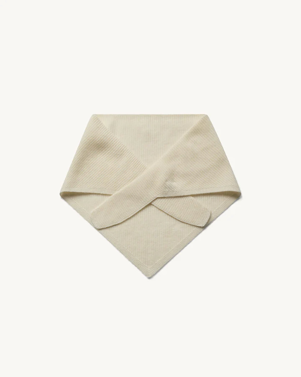 Dzianinowy, kremowy szalik Como Bandana Scarf w kształcie bandany, który charakteryzuje się gładką strukturą. Składa się z trójkątnej części głównej z dłuższymi troczkami zaprojektowanymi do owinięcia pod szyją, co pozwala na naturalne i schludne układanie się materiału. Wykonany z 95% wełny oraz 5% kaszmiru, co zapewnia mu miękkość i ciepło.&nbsp;