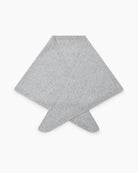 Dzianinowy, szary szalik Breeze Bandana Light Grey Melange w kształcie bandany. Składa się z trójkątnej części głównej z dłuższymi troczkami zaprojektowanymi do owinięcia pod szyją, co pozwala na naturalne i schludne układanie się materiału. Wykonany z 90% wełny merino oraz 10% kaszmiru, co zapewnia mu miękkość i ciepło.&nbsp;