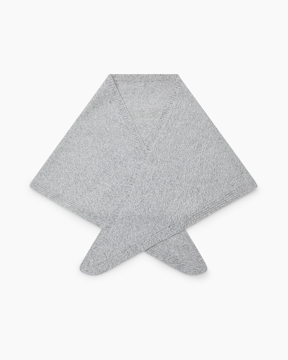 Dzianinowy, szary szalik Breeze Bandana Light Grey Melange w kształcie bandany. Składa się z trójkątnej części głównej z dłuższymi troczkami zaprojektowanymi do owinięcia pod szyją, co pozwala na naturalne i schludne układanie się materiału. Wykonany z 90% wełny merino oraz 10% kaszmiru, co zapewnia mu miękkość i ciepło.&nbsp;