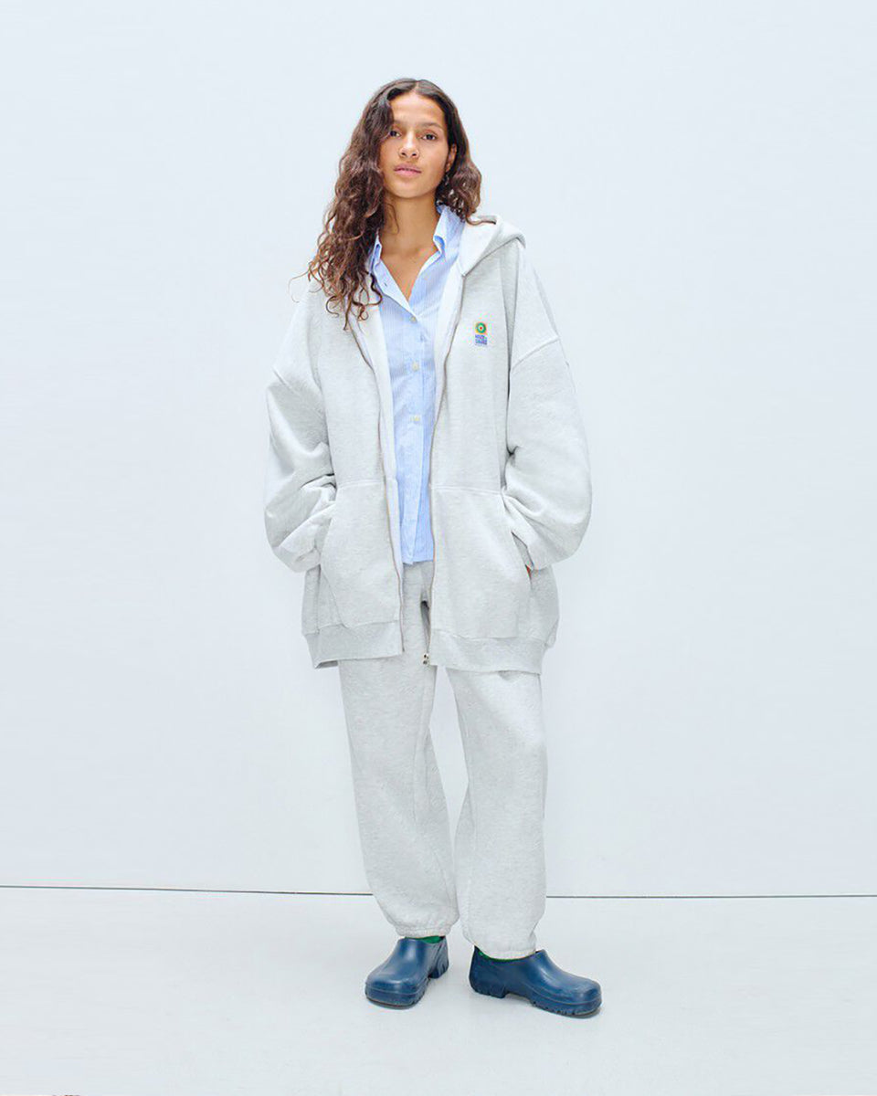 Obszerna, luźna, rozpinana bluza BAP03 Gris Chine American Vintage z długimi rękawami i kapturem. Posiada naszywkę "House of colors" z przodu. Ma ściągacze przy mankietach i u dołu oraz dwie kieszenie. Zapinana na zamek błyskawiczny. Wykonana z ultramiękkiego, swobodnego materiału.&nbsp;

-Ściągacze przy mankietach i u dołu

-Kaptur

-Luźny OVERSIZE. Zamów w swoim standardowym rozmiarze.