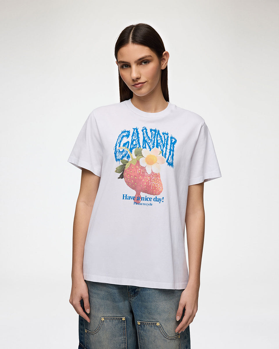 Luźny, bawełniany, biały t-shirt BASIC COTTON JERSEY Strawberry GANNI z okrągłym dekoltem i krótkim, szerokim rękawem. Z przodu posiada grafikę z truskawkami oraz logo GANNI. Wykonany z miękkiej bawełny organicznej. Idealny z jeansami lub spódnicą.

-Luźny fason

-Miękka bawełna organiczna&nbsp;

-Zamów t-shirt w swoim standardowym rozmiarze. Jeśli chcesz, żeby był bardziej oversizowy - zamów go w większym rozmiarze.