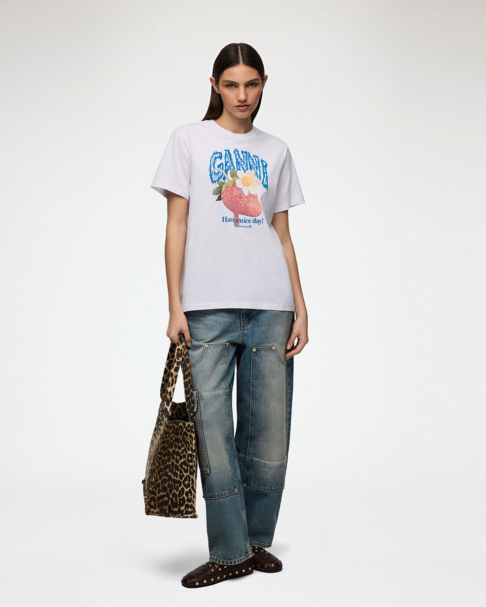 Luźny, bawełniany, biały t-shirt BASIC COTTON JERSEY Strawberry GANNI z okrągłym dekoltem i krótkim, szerokim rękawem. Z przodu posiada grafikę z truskawkami oraz logo GANNI. Wykonany z miękkiej bawełny organicznej. Idealny z jeansami lub spódnicą.

-Luźny fason

-Miękka bawełna organiczna&nbsp;

-Zamów t-shirt w swoim standardowym rozmiarze. Jeśli chcesz, żeby był bardziej oversizowy - zamów go w większym rozmiarze.