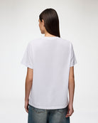 Luźny, bawełniany, biały t-shirt BASIC COTTON JERSEY Strawberry GANNI z okrągłym dekoltem i krótkim, szerokim rękawem. Z przodu posiada grafikę z truskawkami oraz logo GANNI. Wykonany z miękkiej bawełny organicznej. Idealny z jeansami lub spódnicą.

-Luźny fason

-Miękka bawełna organiczna&nbsp;

-Zamów t-shirt w swoim standardowym rozmiarze. Jeśli chcesz, żeby był bardziej oversizowy - zamów go w większym rozmiarze.