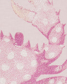 Luźny, bawełniany, różowy t-shirt BASIC COTTON JERSEY Chalk Pink GANNI z okrągłym dekoltem i krótkim, szerokim rękawem. Z przodu posiada grafikę z krabem, która wykończona jest transparentnymi koralikami oraz logo GANNI. Wykonany z miękkiej bawełny organicznej. Idealny z jeansami lub spódnicą.

-Luźny fason

-Miękka bawełna organiczna&nbsp;

-Zamów t-shirt w swoim standardowym rozmiarze. Jeśli chcesz, żeby był bardziej oversizowy - zamów go w większym rozmiarze.