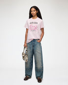 Luźny, bawełniany, różowy t-shirt BASIC COTTON JERSEY Chalk Pink GANNI z okrągłym dekoltem i krótkim, szerokim rękawem. Z przodu posiada grafikę z krabem, która wykończona jest transparentnymi koralikami oraz logo GANNI. Wykonany z miękkiej bawełny organicznej. Idealny z jeansami lub spódnicą.

-Luźny fason

-Miękka bawełna organiczna&nbsp;

-Zamów t-shirt w swoim standardowym rozmiarze. Jeśli chcesz, żeby był bardziej oversizowy - zamów go w większym rozmiarze.