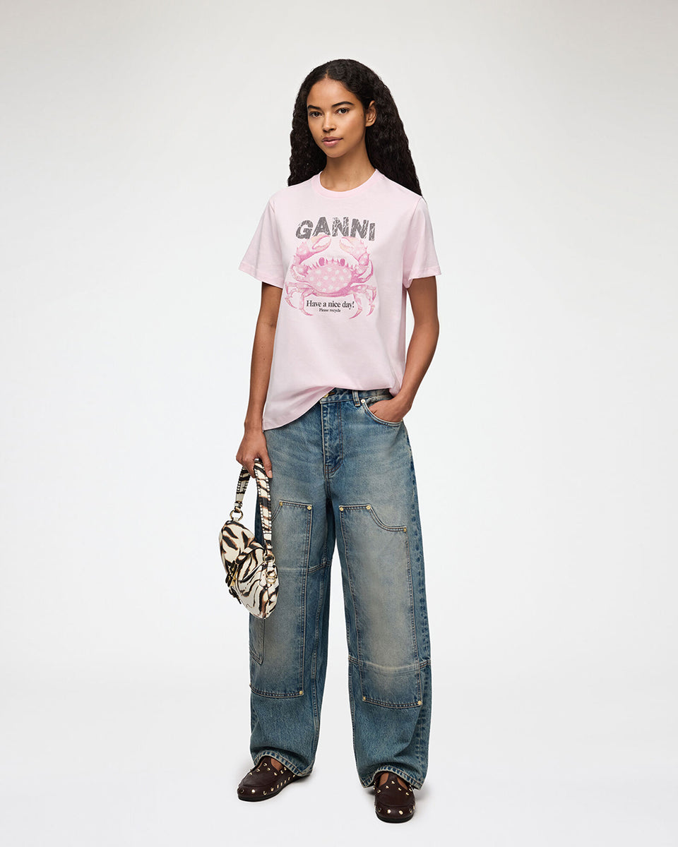 Luźny, bawełniany, różowy t-shirt BASIC COTTON JERSEY Chalk Pink GANNI z okrągłym dekoltem i krótkim, szerokim rękawem. Z przodu posiada grafikę z krabem, która wykończona jest transparentnymi koralikami oraz logo GANNI. Wykonany z miękkiej bawełny organicznej. Idealny z jeansami lub spódnicą.

-Luźny fason

-Miękka bawełna organiczna&nbsp;

-Zamów t-shirt w swoim standardowym rozmiarze. Jeśli chcesz, żeby był bardziej oversizowy - zamów go w większym rozmiarze.
