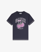 Ciemnoszary, bawełniany T-shirt Raspberry Print GANNI z nadrukiem z malinami i logo marki. Przy zakończeniu rękawów i u dołu wykończony jest widoczną, kontrastową nicią. T-shirt ma okrągły dekolt i krótki rękaw.&nbsp;

-100% bawełna organiczna

-Zamów w swoim standardowym rozmiarze