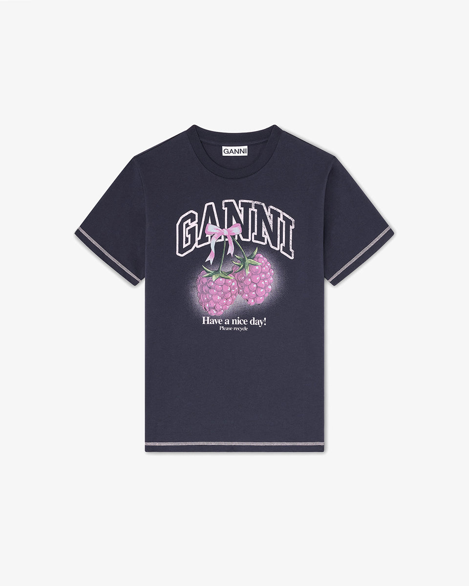Ciemnoszary, bawełniany T-shirt Raspberry Print GANNI z nadrukiem z malinami i logo marki. Przy zakończeniu rękawów i u dołu wykończony jest widoczną, kontrastową nicią. T-shirt ma okrągły dekolt i krótki rękaw.&nbsp;

-100% bawełna organiczna

-Zamów w swoim standardowym rozmiarze