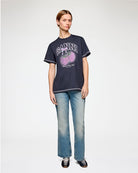 Ciemnoszary, bawełniany T-shirt Raspberry Print GANNI z nadrukiem z malinami i logo marki. Przy zakończeniu rękawów i u dołu wykończony jest widoczną, kontrastową nicią. T-shirt ma okrągły dekolt i krótki rękaw.&nbsp;

-100% bawełna organiczna

-Zamów w swoim standardowym rozmiarze