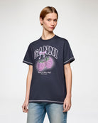 Ciemnoszary, bawełniany T-shirt Raspberry Print GANNI z nadrukiem z malinami i logo marki. Przy zakończeniu rękawów i u dołu wykończony jest widoczną, kontrastową nicią. T-shirt ma okrągły dekolt i krótki rękaw.&nbsp;

-100% bawełna organiczna

-Zamów w swoim standardowym rozmiarze