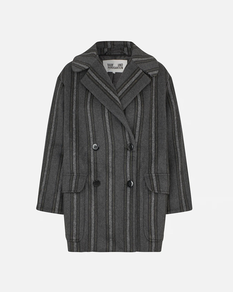 Luźny, prosty płaszcz Baticia Black Grey Stripe z klasycznym kołnierzem, dwurzędowym zapięciem na guziki i rozcięciem z tyłu, co nadaje mu ponadczasowy fason. Posiada dwie naszywane kieszenie z przodu. Długość midi. Wykonany z mieszanki wełny w paski.&nbsp;