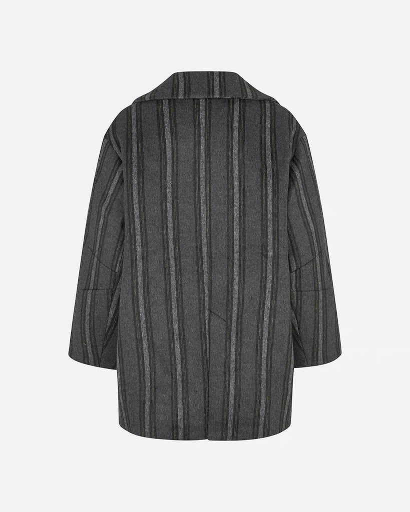 Luźny, prosty płaszcz Baticia Black Grey Stripe z klasycznym kołnierzem, dwurzędowym zapięciem na guziki i rozcięciem z tyłu, co nadaje mu ponadczasowy fason. Posiada dwie naszywane kieszenie z przodu. Długość midi. Wykonany z mieszanki wełny w paski.&nbsp;
