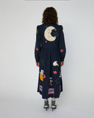 Bawełniana sukienka midi Bead Embellished Navy z uroczymi ręcznie haftowanymi motywami MIDNIGHT. Posiada dekolt w serek z zapięciem na guziki i długie, lekko bufiaste rękawy. Sukienka jest zwężana i przylegająca w talii, co pięknie podkreśla sylwetkę. Ma długość do połowy łydki. U dołu wykończona muszelkowo.&nbsp;