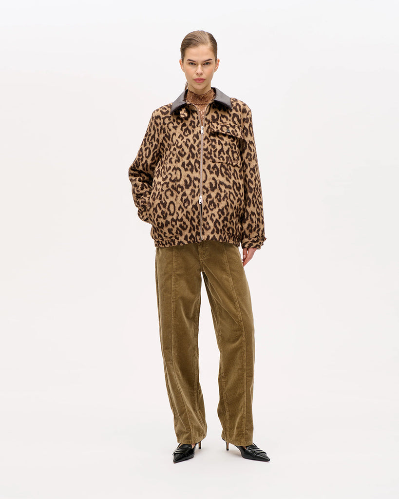 Luźna kurtka Celine Italian Leopard w odważnym, panterkowym wzorze z kołnierzykiem, długimi rękawami i ściąganym dołem. Posiada kieszeń naszywaną z logo marki na piersi. Zapinana na zamek. Wykonana z mieszanki wełny. Połącz ją z jeansami, aby uzyskać swobodny, codzienny look.&nbsp;
