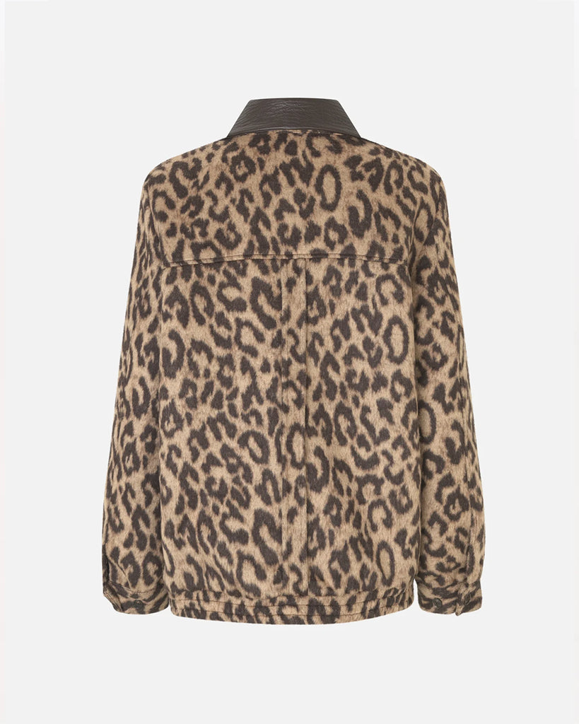 Luźna kurtka Celine Italian Leopard w odważnym, panterkowym wzorze z kołnierzykiem, długimi rękawami i ściąganym dołem. Posiada kieszeń naszywaną z logo marki na piersi. Zapinana na zamek. Wykonana z mieszanki wełny. Połącz ją z jeansami, aby uzyskać swobodny, codzienny look.&nbsp;
