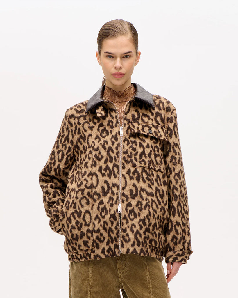 Luźna kurtka Celine Italian Leopard w odważnym, panterkowym wzorze z kołnierzykiem, długimi rękawami i ściąganym dołem. Posiada kieszeń naszywaną z logo marki na piersi. Zapinana na zamek. Wykonana z mieszanki wełny. Połącz ją z jeansami, aby uzyskać swobodny, codzienny look.&nbsp;
