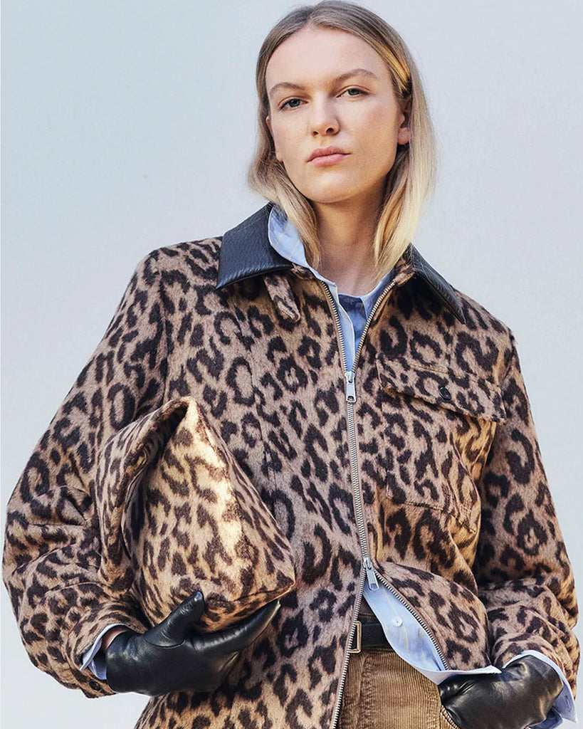 Luźna kurtka Celine Italian Leopard w odważnym, panterkowym wzorze z kołnierzykiem, długimi rękawami i ściąganym dołem. Posiada kieszeń naszywaną z logo marki na piersi. Zapinana na zamek. Wykonana z mieszanki wełny. Połącz ją z jeansami, aby uzyskać swobodny, codzienny look.&nbsp;
