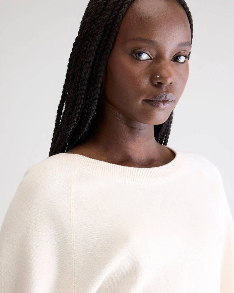 Luźny, minimalistyczny sweter Anglet Bellerose z okrągłym dekoltem i reglanowymi rękawami 3/4. Posiada prosty krój. Wykończony ściągaczami.