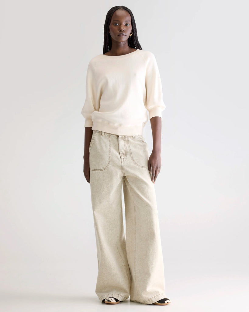 Luźny, minimalistyczny sweter Anglet Bellerose z okrągłym dekoltem i reglanowymi rękawami 3/4. Posiada prosty krój. Wykończony ściągaczami.