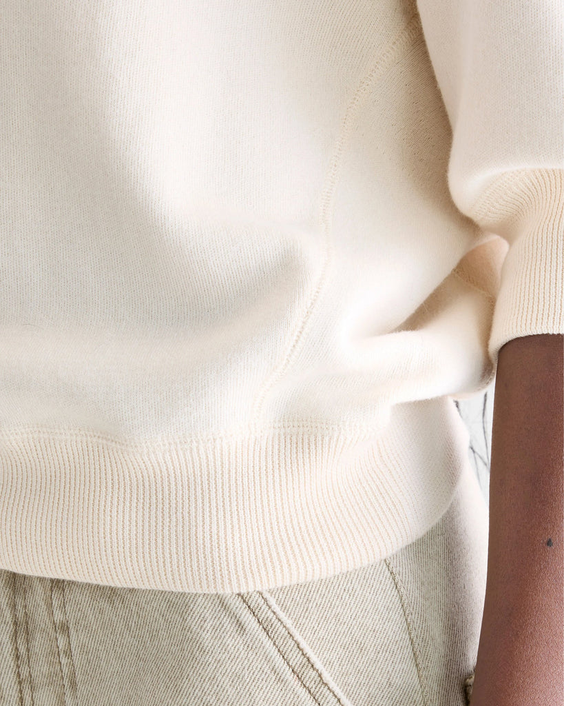 Luźny, minimalistyczny sweter Anglet Bellerose z okrągłym dekoltem i reglanowymi rękawami 3/4. Posiada prosty krój. Wykończony ściągaczami.