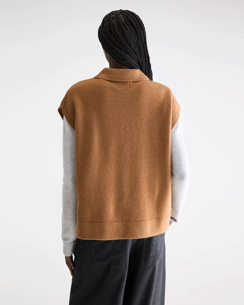 Oversizowa, dzianinowa kamizelka Ameson Bellerose o prostym kroju. Posiada kołnierzyk. Pod szyją zapinana za pomocą guzików. Wykonana z miękkiej dzianiny z wełną.