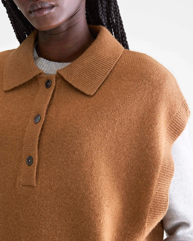 Oversizowa, dzianinowa kamizelka Ameson Bellerose o prostym kroju. Posiada kołnierzyk. Pod szyją zapinana za pomocą guzików. Wykonana z miękkiej dzianiny z wełną.