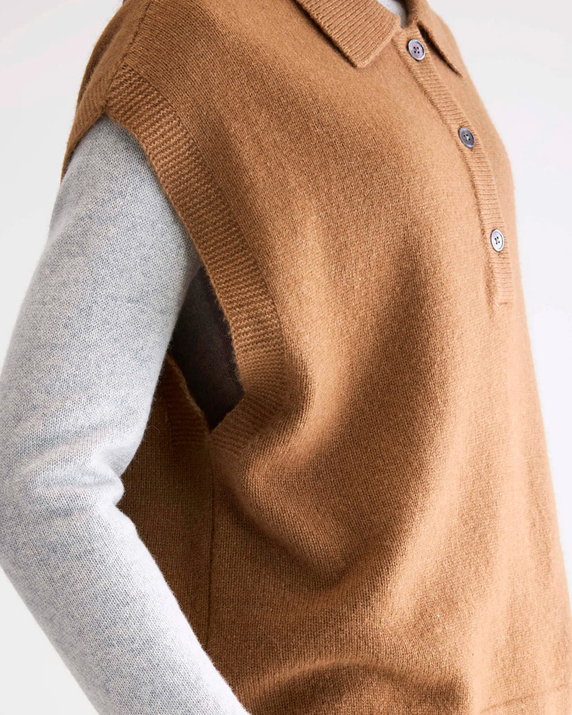 Oversizowa, dzianinowa kamizelka Ameson Bellerose o prostym kroju. Posiada kołnierzyk. Pod szyją zapinana za pomocą guzików. Wykonana z miękkiej dzianiny z wełną.