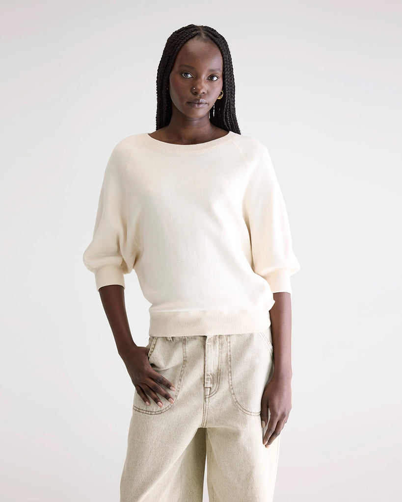 Luźny, minimalistyczny sweter Anglet Bellerose z okrągłym dekoltem i reglanowymi rękawami 3/4. Posiada prosty krój. Wykończony ściągaczami.