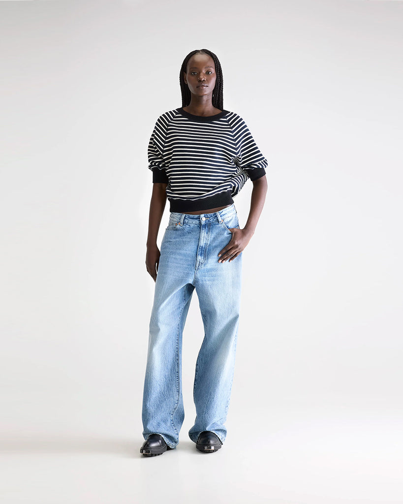 Luźny, minimalistyczny sweter Anglet Bellerose z okrągłym dekoltem i reglanowymi rękawami 3/4. Posiada prosty krój. Wykończony ściągaczami.