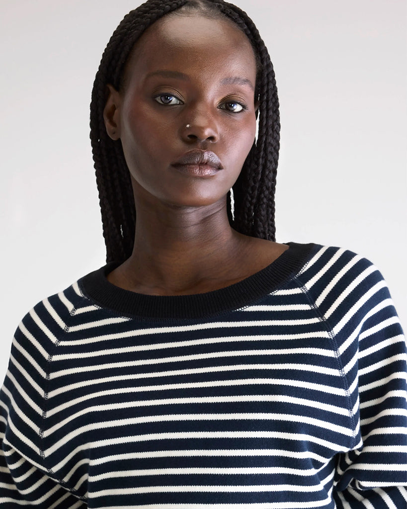 Luźny, minimalistyczny sweter Anglet Bellerose z okrągłym dekoltem i reglanowymi rękawami 3/4. Posiada prosty krój. Wykończony ściągaczami.