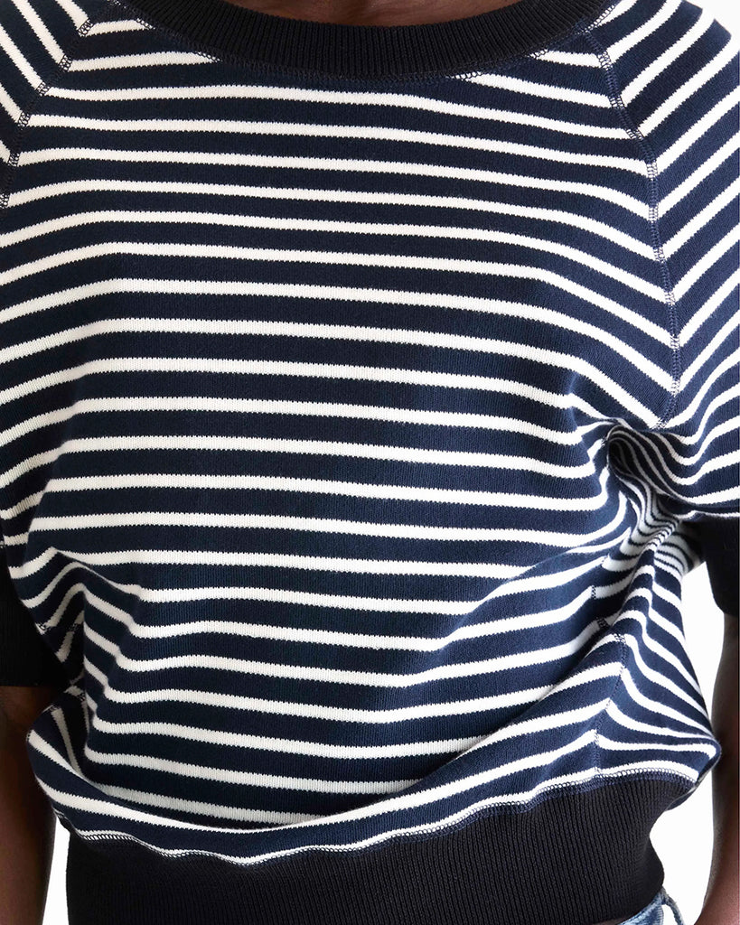 Luźny, minimalistyczny sweter Anglet Bellerose z okrągłym dekoltem i reglanowymi rękawami 3/4. Posiada prosty krój. Wykończony ściągaczami.