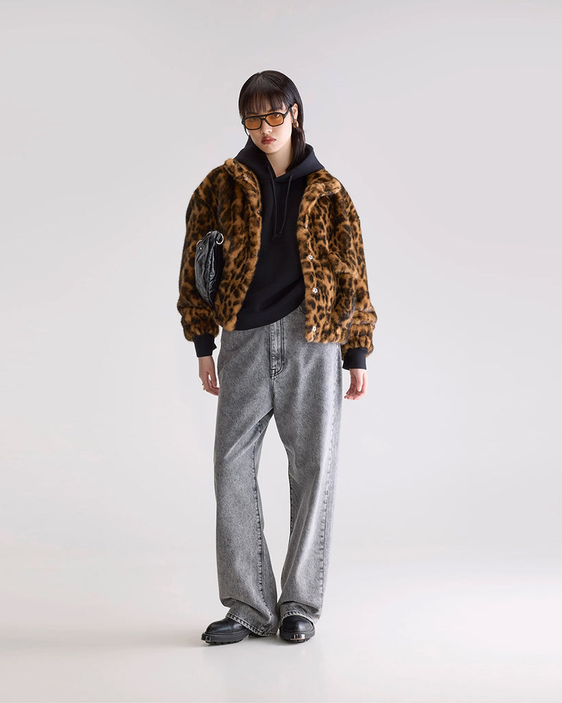 Krótka, kremowa, luźna kurtka ze sztucznego futra Enora Bellerose z wysokim, zapinanym pod szyję kołnierzem i luźnymi, reglanowymi rękawami zakończonymi elastycznymi ściągaczami.