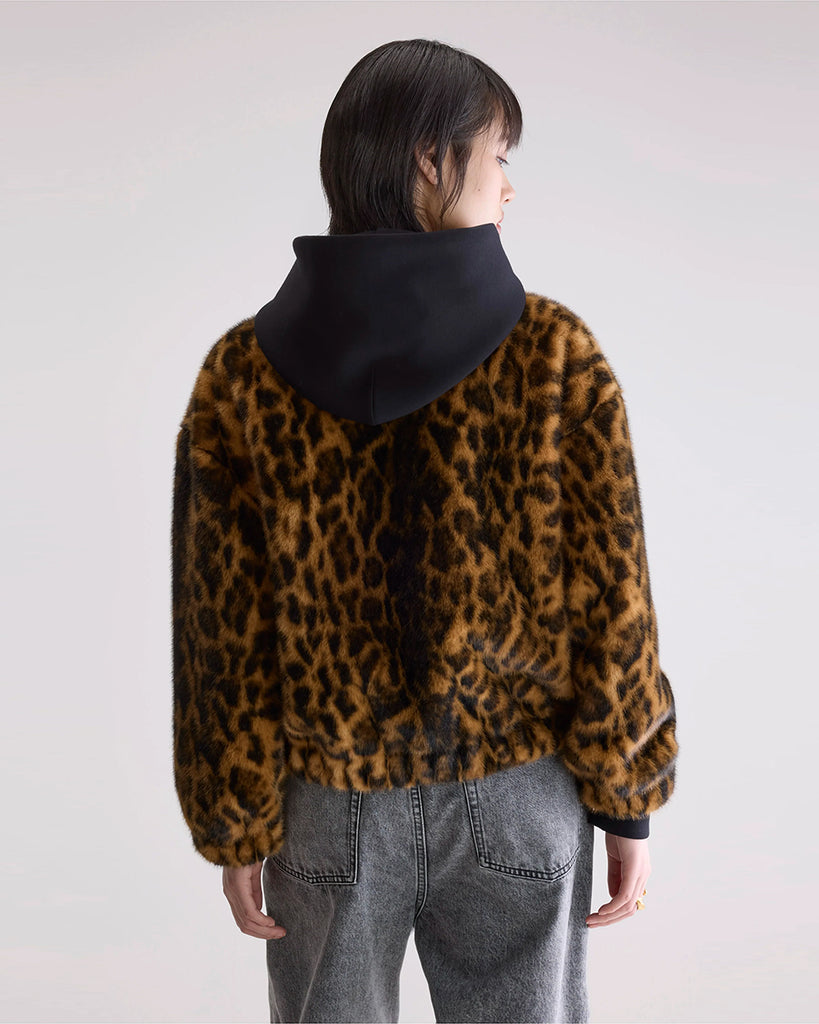 Krótka, kremowa, luźna kurtka ze sztucznego futra Enora Bellerose z wysokim, zapinanym pod szyję kołnierzem i luźnymi, reglanowymi rękawami zakończonymi elastycznymi ściągaczami.