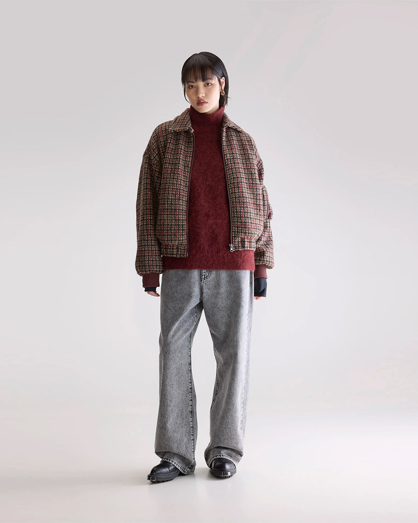 Luźna, krótka kurtka w kratkę Asher Bellerose w typie bomberki z kołnierzykiem. Posiada opadające ramiona i szerokie rękawy. Wykończona ściągaczami. Zapinana na zamek błyskawiczny. 