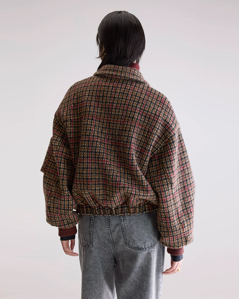 Luźna, krótka kurtka w kratkę Asher Bellerose w typie bomberki z kołnierzykiem. Posiada opadające ramiona i szerokie rękawy. Wykończona ściągaczami. Zapinana na zamek błyskawiczny. 