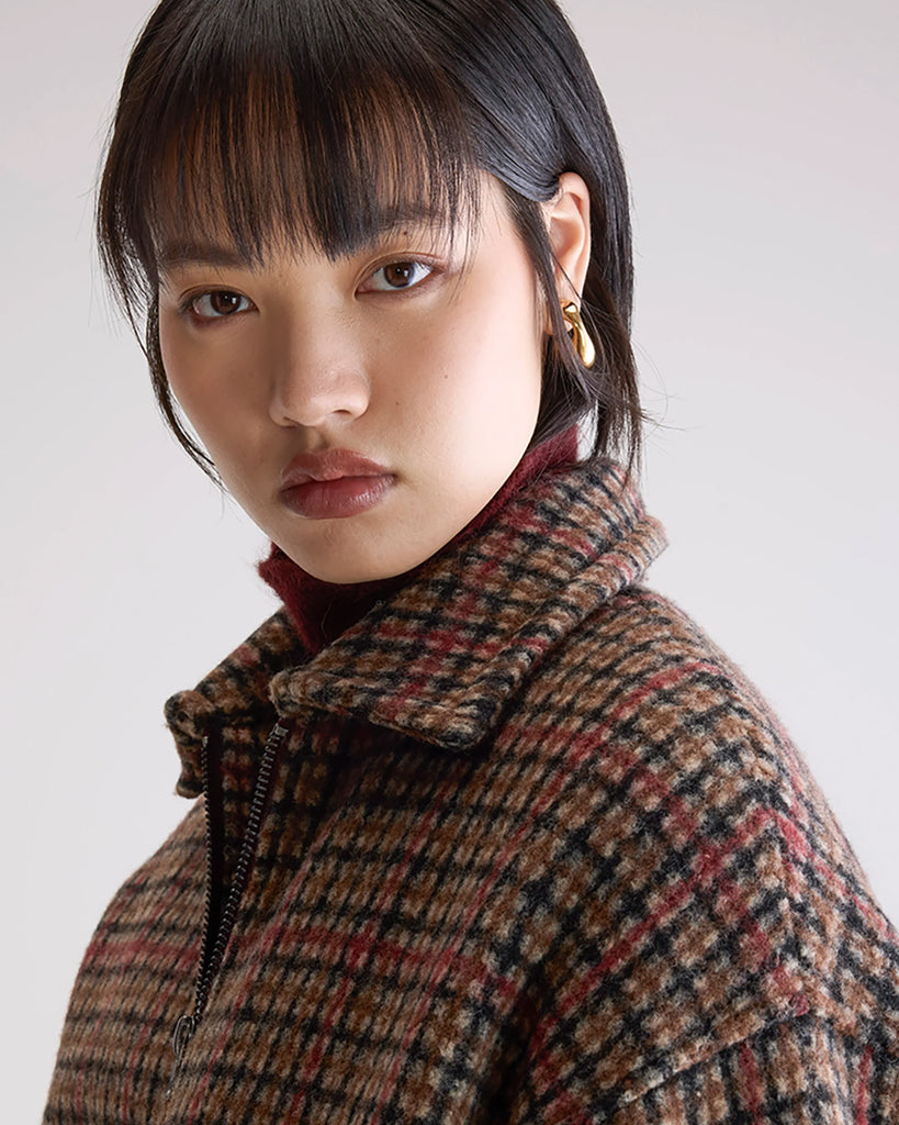 Luźna, krótka kurtka w kratkę Asher Bellerose w typie bomberki z kołnierzykiem. Posiada opadające ramiona i szerokie rękawy. Wykończona ściągaczami. Zapinana na zamek błyskawiczny. 