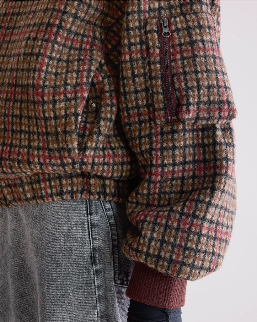 Luźna, krótka kurtka w kratkę Asher Bellerose w typie bomberki z kołnierzykiem. Posiada opadające ramiona i szerokie rękawy. Wykończona ściągaczami. Zapinana na zamek błyskawiczny. 