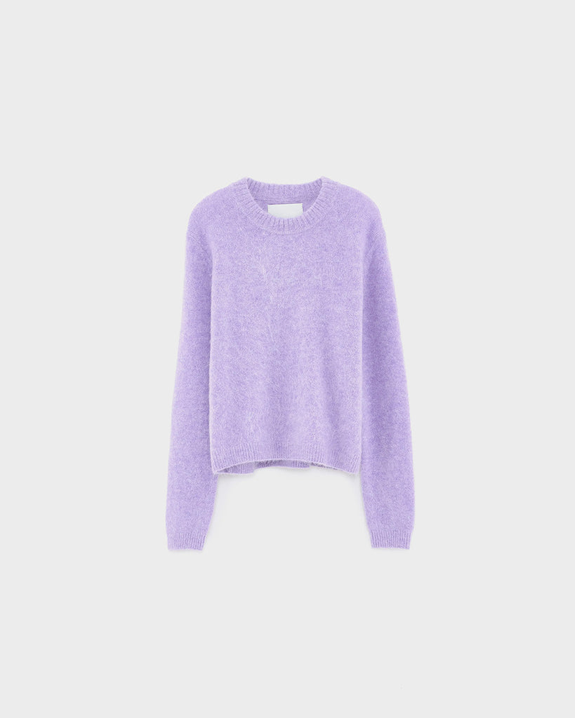 Prosty, wąski sweter Auron Bellerose z okrągłym dekoltem. Wykończony ściągaczami. Sweter wykonany jest z bardzo miękkiej i puchatej dzianiny z moherem i wełną