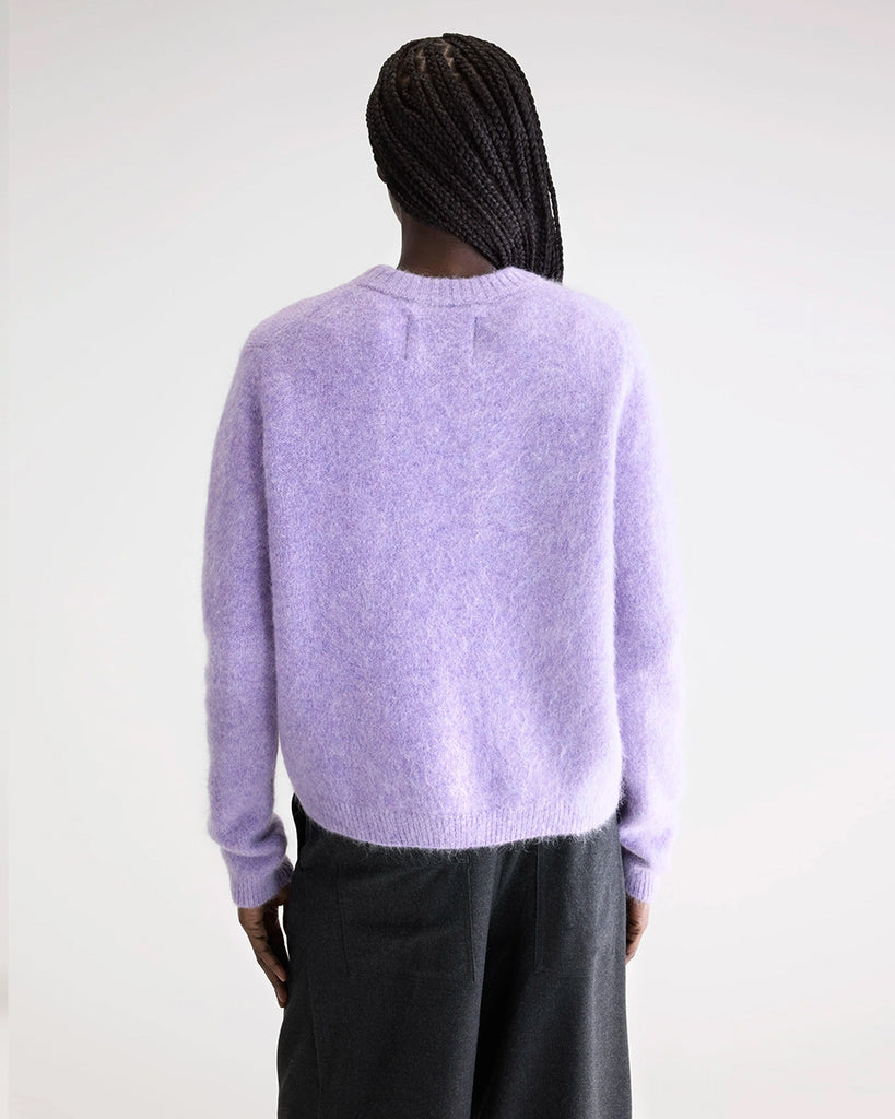 Prosty, wąski sweter Auron Bellerose z okrągłym dekoltem. Wykończony ściągaczami. Sweter wykonany jest z bardzo miękkiej i puchatej dzianiny z moherem i wełną