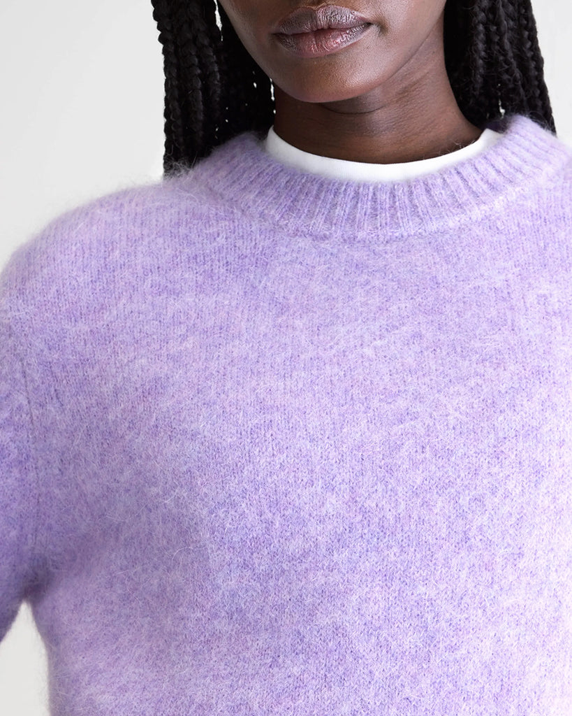 Prosty, wąski sweter Auron Bellerose z okrągłym dekoltem. Wykończony ściągaczami. Sweter wykonany jest z bardzo miękkiej i puchatej dzianiny z moherem i wełną