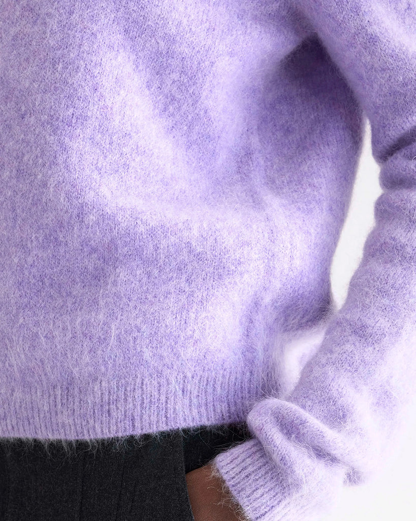 Prosty, wąski sweter Auron Bellerose z okrągłym dekoltem. Wykończony ściągaczami. Sweter wykonany jest z bardzo miękkiej i puchatej dzianiny z moherem i wełną