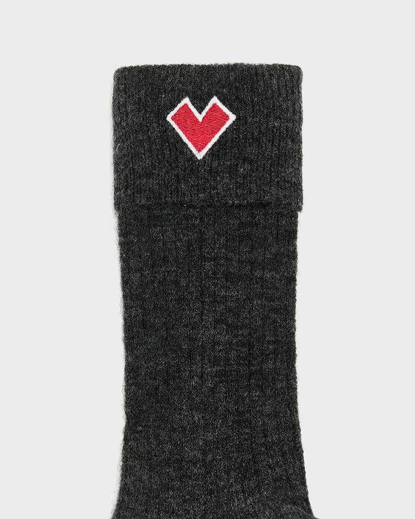 Grube, długie, dzianinowe skarpetki w wełną Bani Bellerose. Wywijane. Posiadają niewielką, kontrastową naszywkę z logo marki.