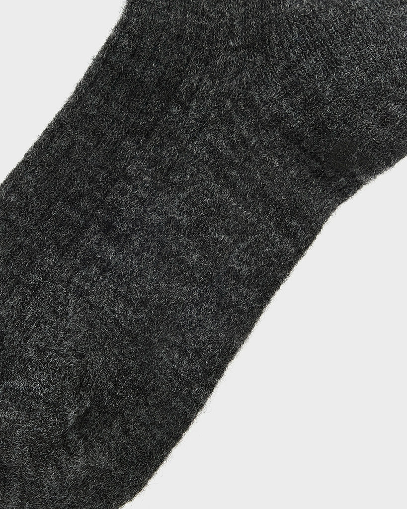 Grube, długie, dzianinowe skarpetki w wełną Bani Bellerose. Wywijane. Posiadają niewielką, kontrastową naszywkę z logo marki.