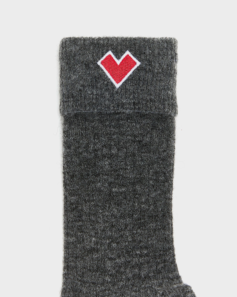 Grube, długie, dzianinowe skarpetki w wełną Bani Bellerose. Wywijane. Posiadają niewielką, kontrastową naszywkę z logo marki.&nbsp;