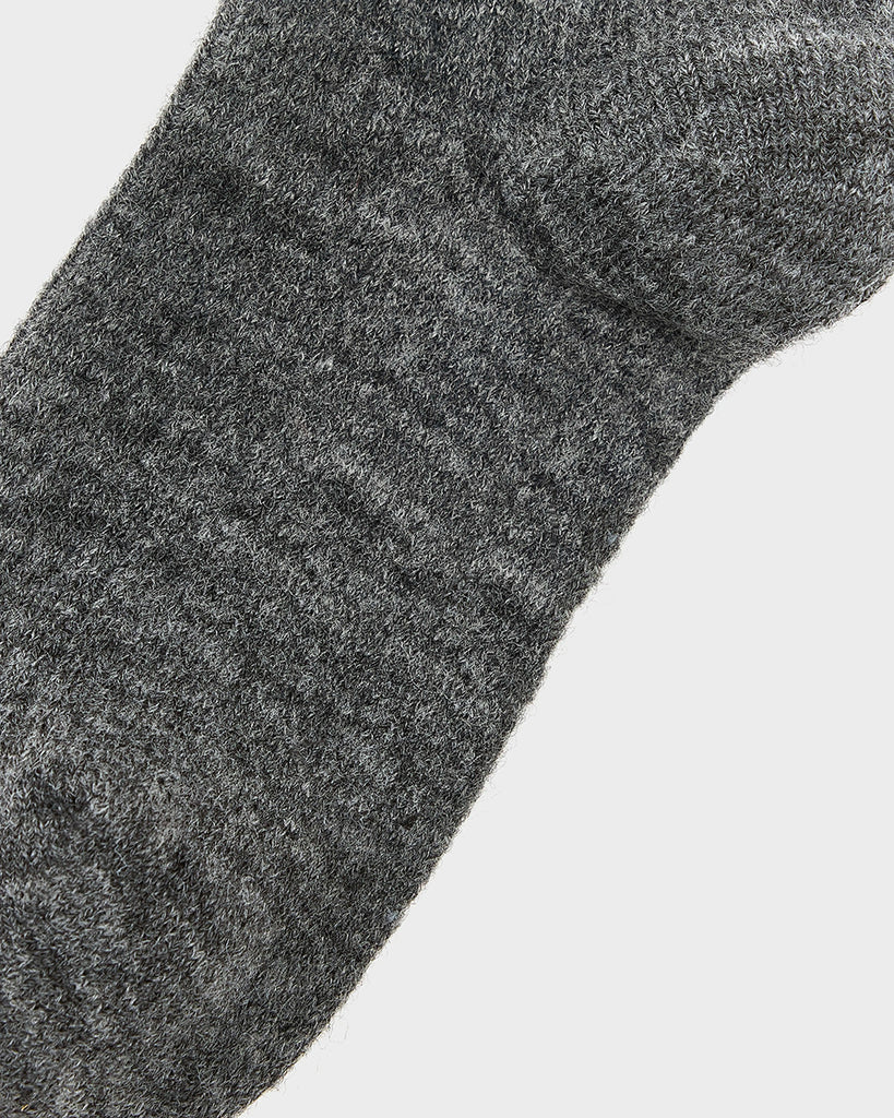 Grube, długie, dzianinowe skarpetki w wełną Bani Bellerose. Wywijane. Posiadają niewielką, kontrastową naszywkę z logo marki.&nbsp;