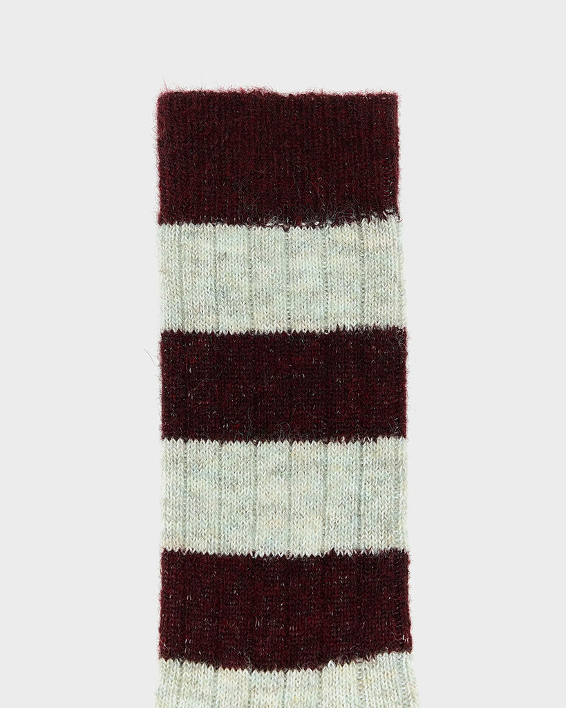 Grube, długie, dzianinowe skarpetki w paski w wełną Bani Bellerose. Wywijane. Posiadają niewielką, kontrastową naszywkę z logo marki.&nbsp;