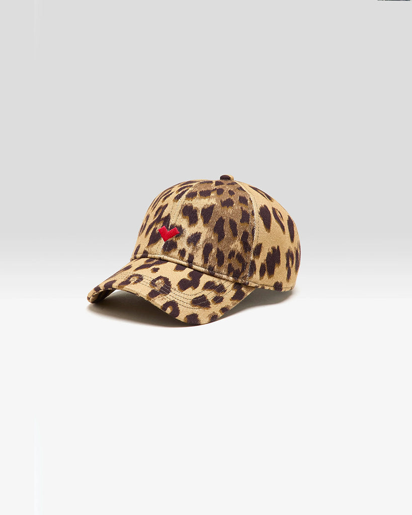 Klasyczna czapka z daszkiem Dace Bellerose w print w panterkę. Z przodu posiada czerwony haft z logo marki. Czapka ma regulowaną wielkość za pomocą paska z tyłu.